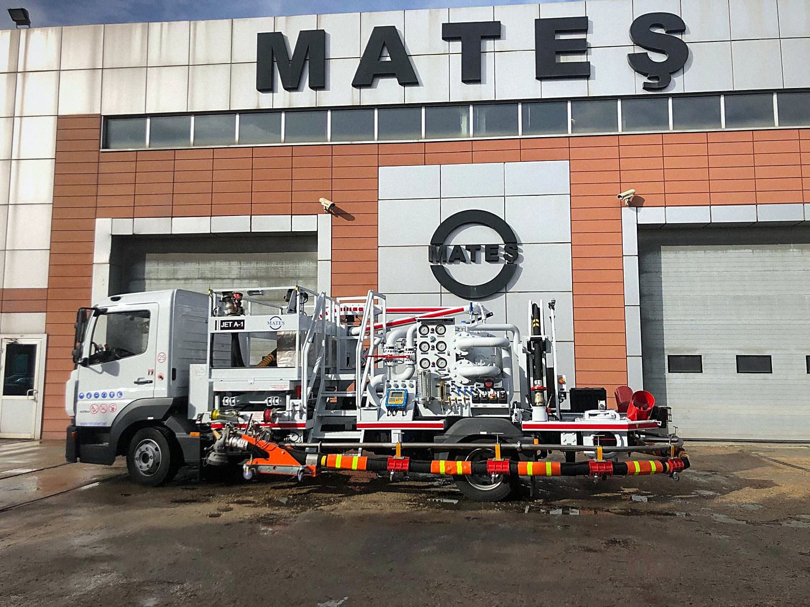MATEŞ hydrant dispenser in side profile in front of the MATEŞ plant