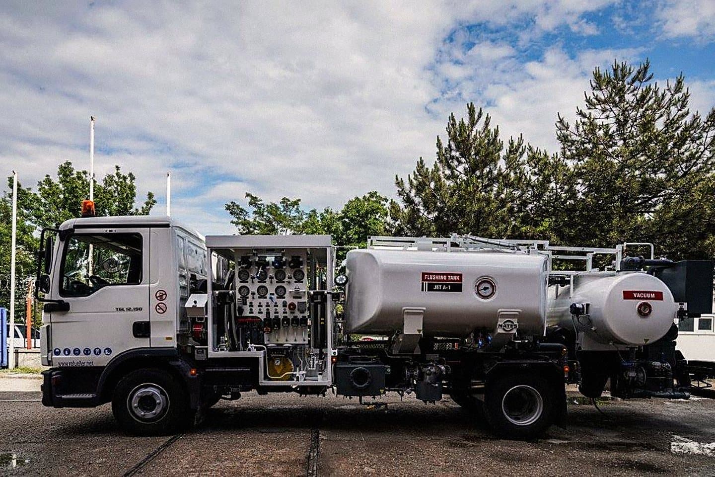 MATEŞ hydrant pit cleaner in side profile with its equipment cabinet open