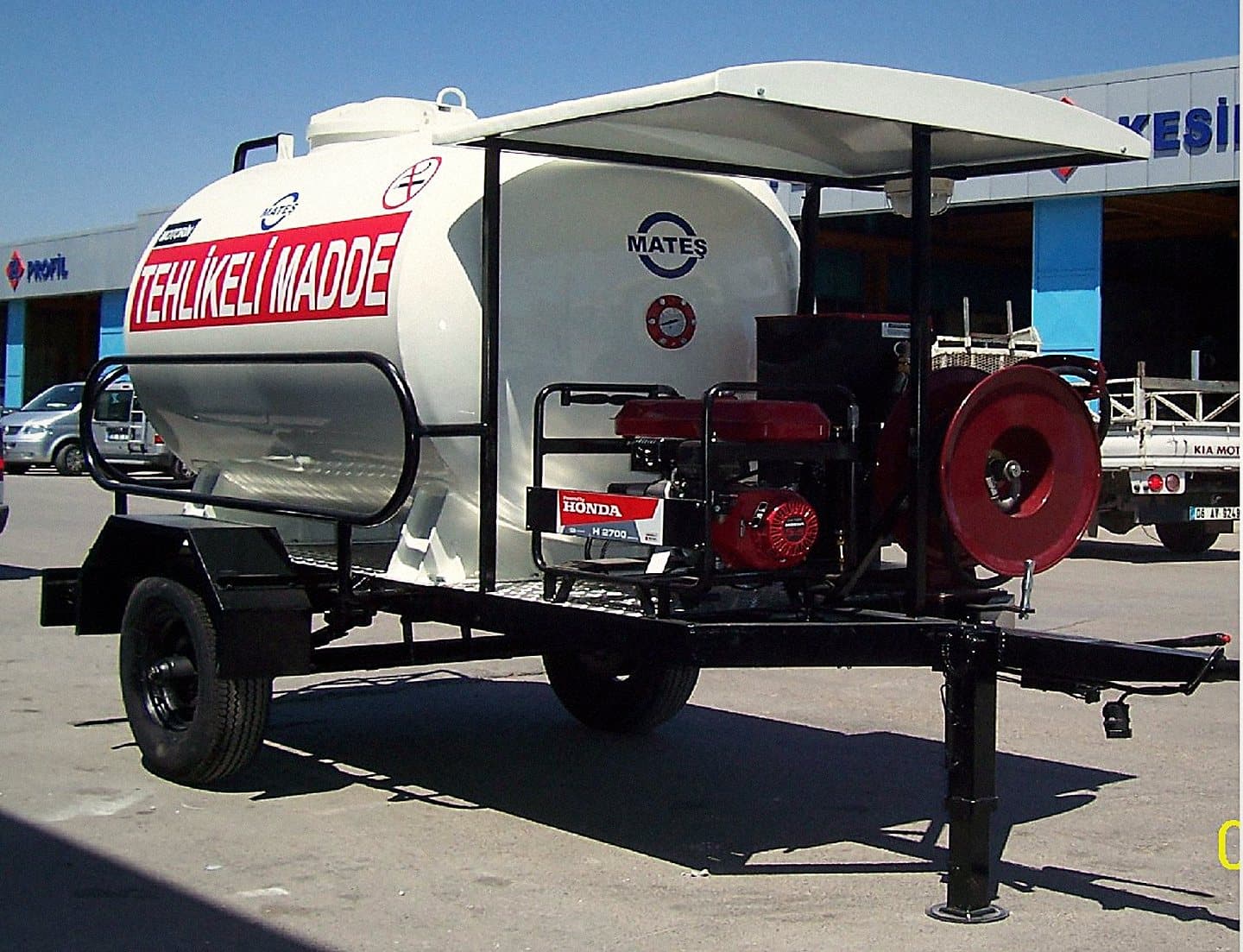 MATEŞ mobile refuelling trailer with canopy, hose reel and pump, outdoors at the plant