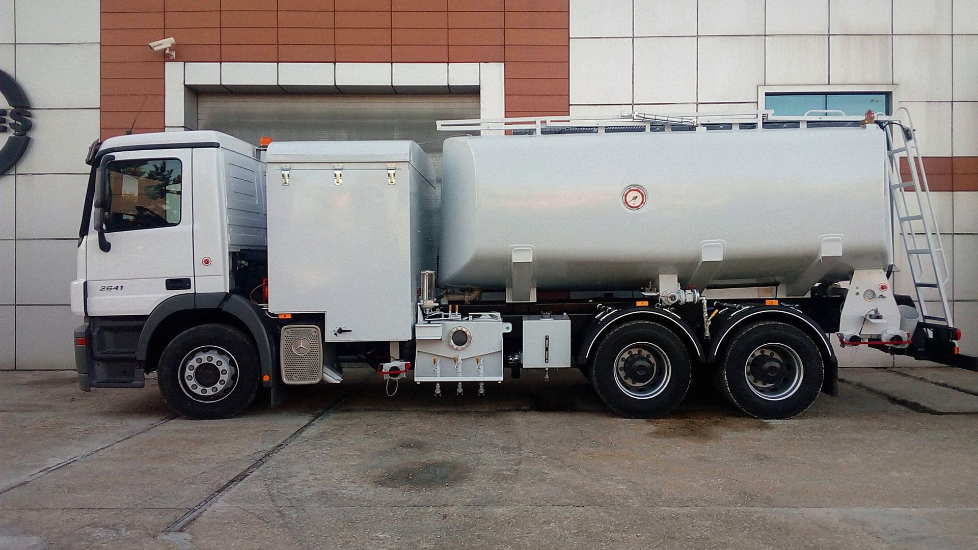 MATEŞ rigid tip uçak yakıt ikmal aracı, yandan görünüş